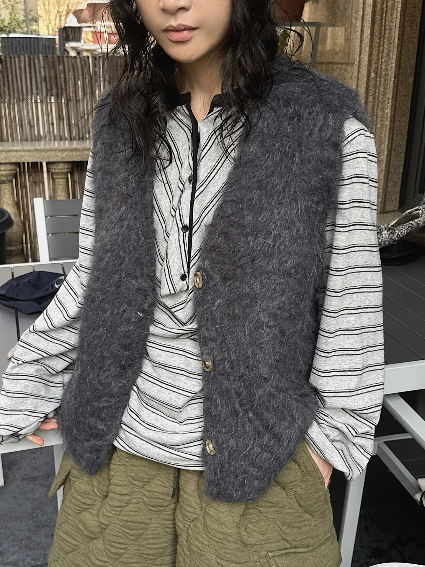 Zimowa, nowa, koreańska wersja, prosta i modna kamizelka z wełny z dekoltem w serek, zapinana na guziki, pluszowa, wyszczuplająca, bez rękawów dla kobiet.