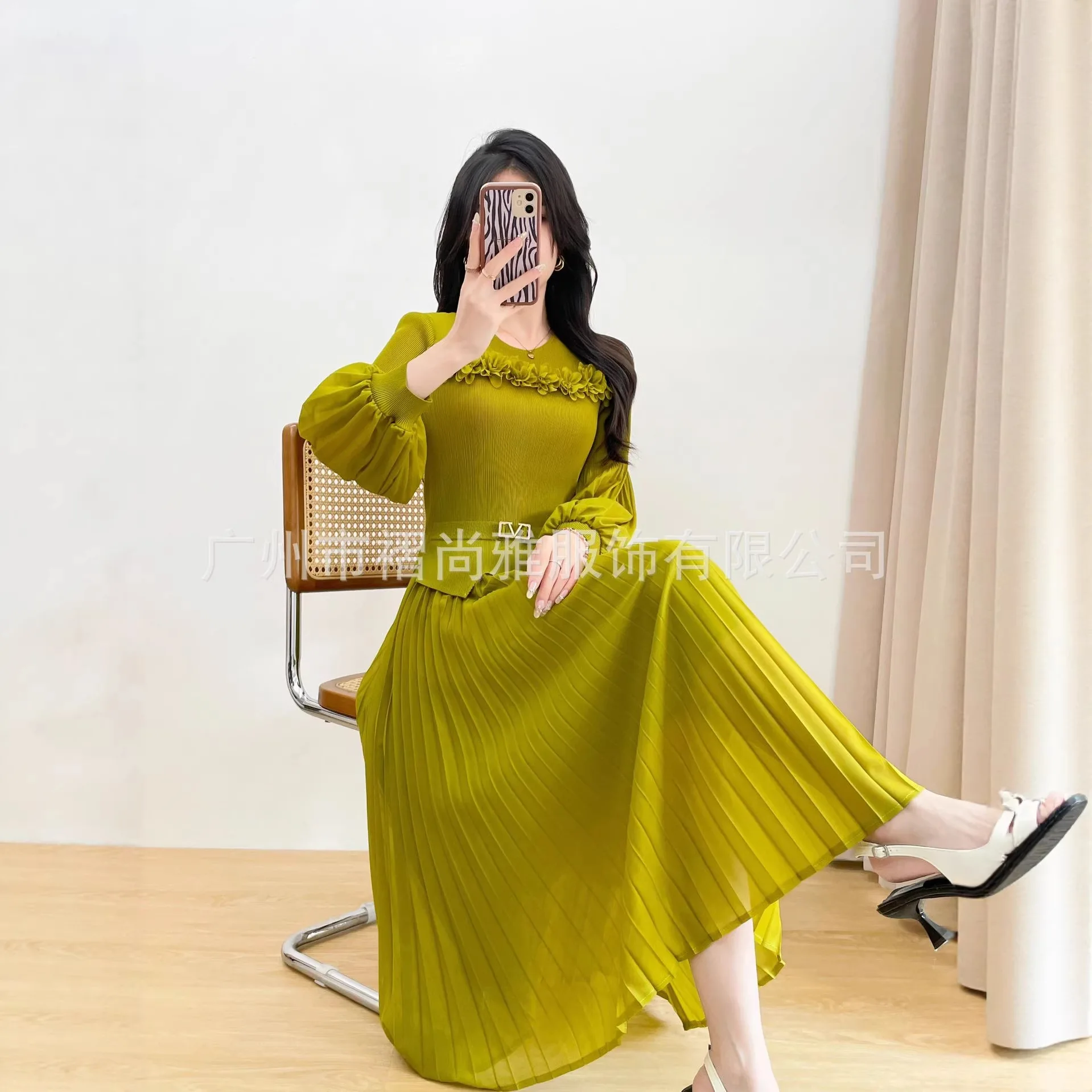 ชุดเดรสสีพื้นจีบพลีทลายดอกไม้สามมิติหนักแน่น คอลเลคชั่นฤดูหนาว 2025 ของมิยาเกะ กระโปรงทรงเอเข้ารูปช่วงเอว ดีไซน์เรียบหรู