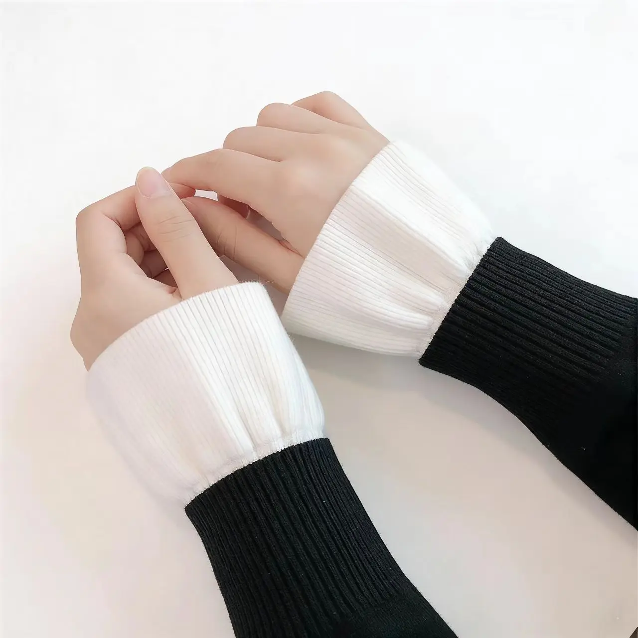 زوج واحد جديد من الأكمام القابلة للفصل للنساء باللون الأسود/الأبيض وأكمام مرنة مريحة للخريف والربيع وأكمام دافئة