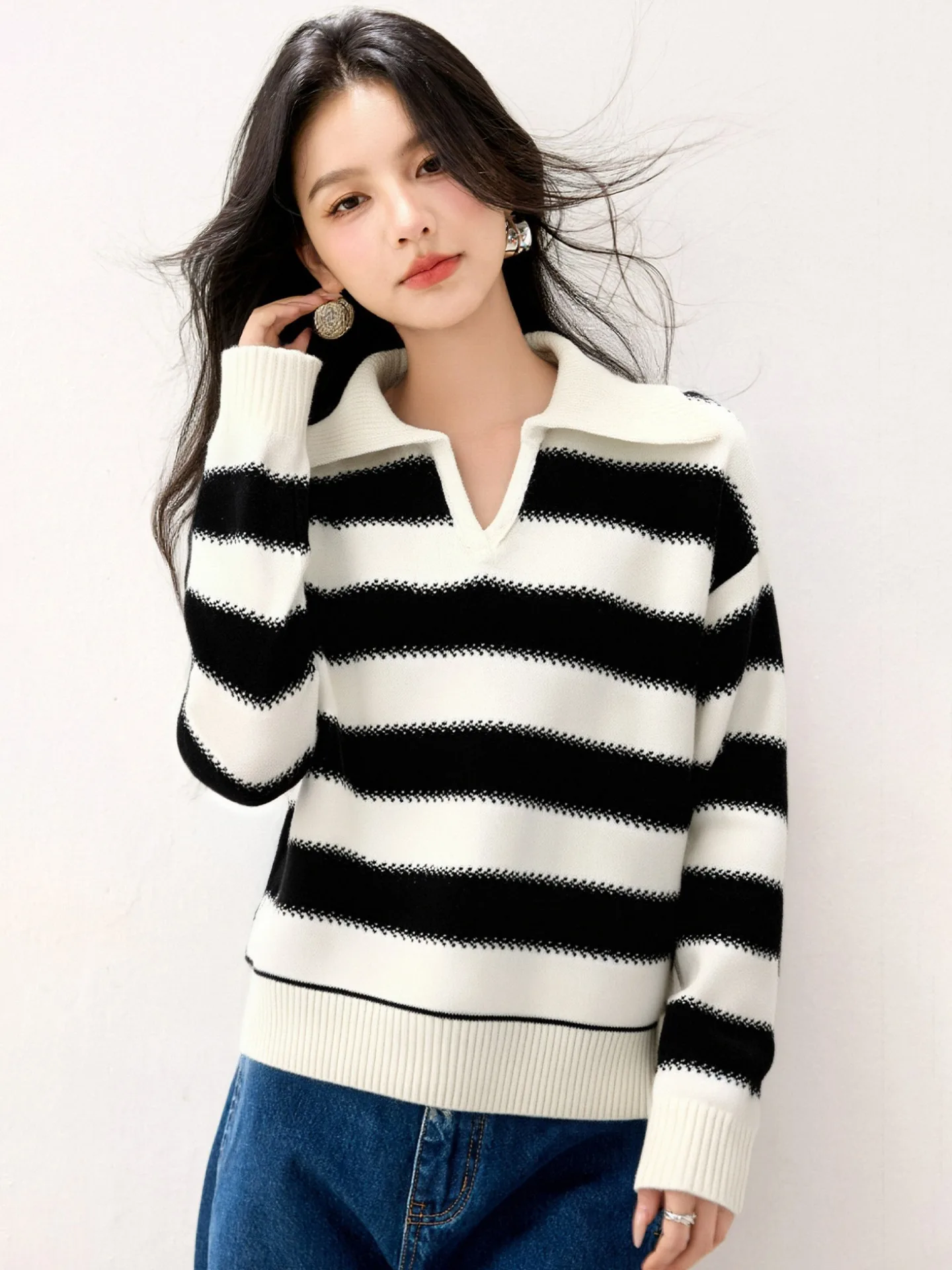 เสื้อสเวตเตอร์ไหมพรมลายทางลำลองสำหรับผู้หญิง คอวี แขนยาว ผ้าขนสัตว์ผสม ใส่สบาย ทรงหลวม รุ่นใหม่สำหรับฤดูใบไม้ร่วง คุณภาพพรีเมียม...