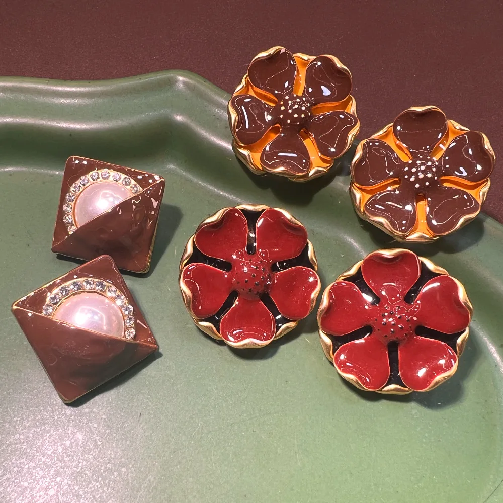 Angola red enamel flower vintage French high-end sense versatile exquisite autumn and winter old money wind stud earrings wholes