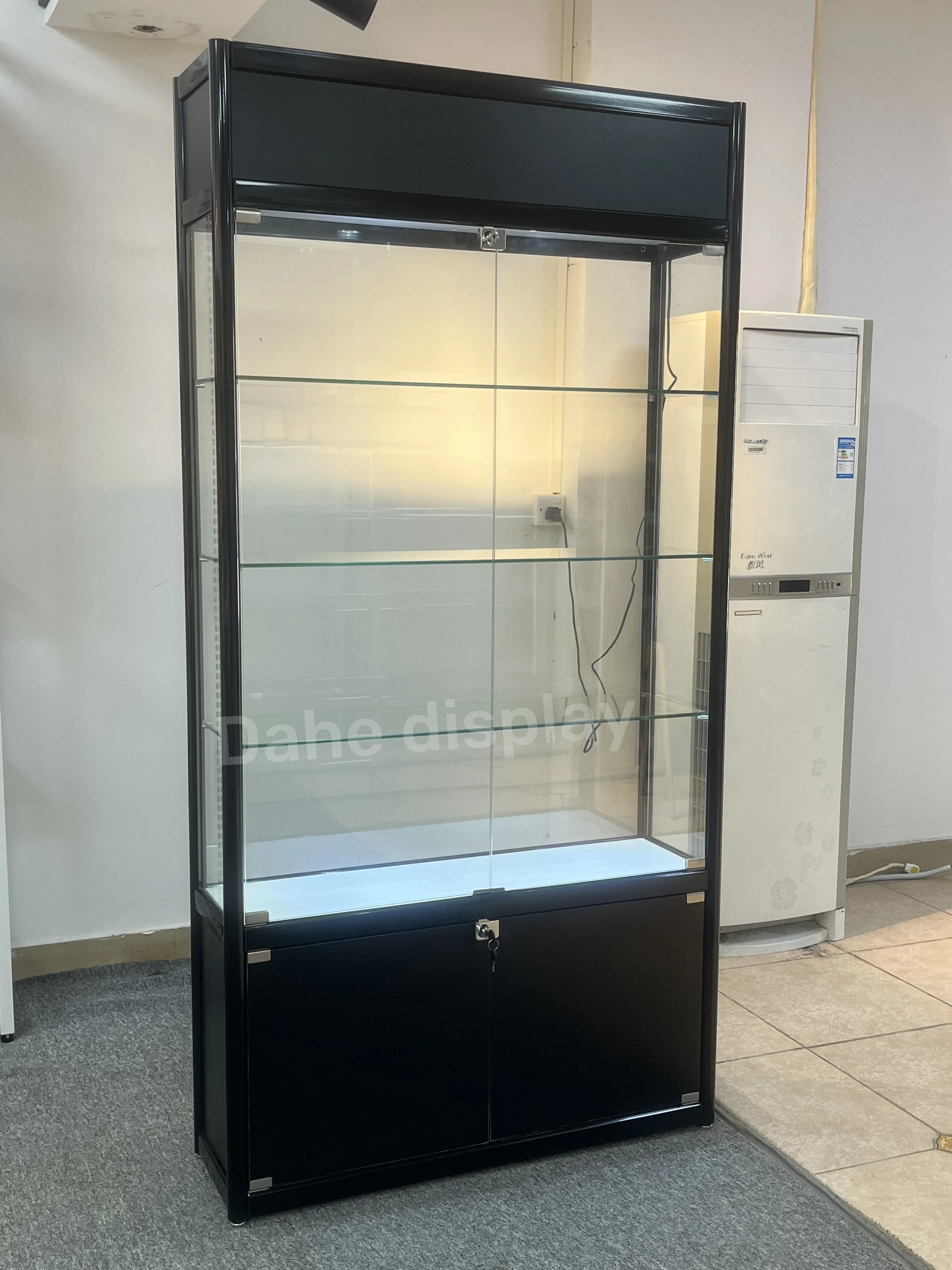 Groß- und Einzelhandel, Tabakladenmöbel, Vitrine, abschließbare Glasvitrine, Tabakladenvitrine