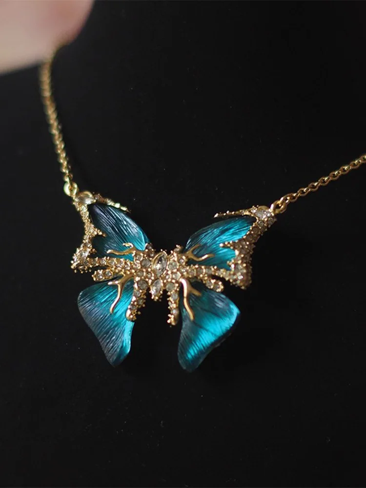 قلادة فراشة زرقاء مطلية بالذهب عتيقة مع كريستالات الزركون - مجوهرات بيان للنساء