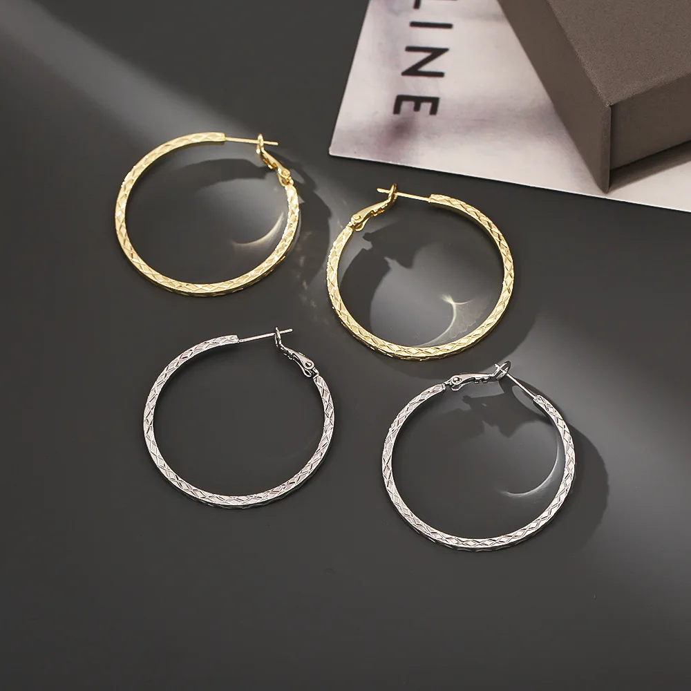 

Fashionable temperament, exaggerated large earrings, high-end, cool style, niche simple earrings, metal style earrings