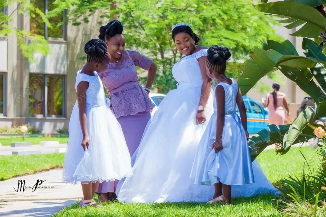 ชุดแต่งงานวินเทจแบบเปิดไหล่ ชุดเจ้าสาวทรงบอลกาวน์ประดับลูกไม้ ชุดเจ้าสาวแอฟริกันแบบสั่งทำพิเศษ