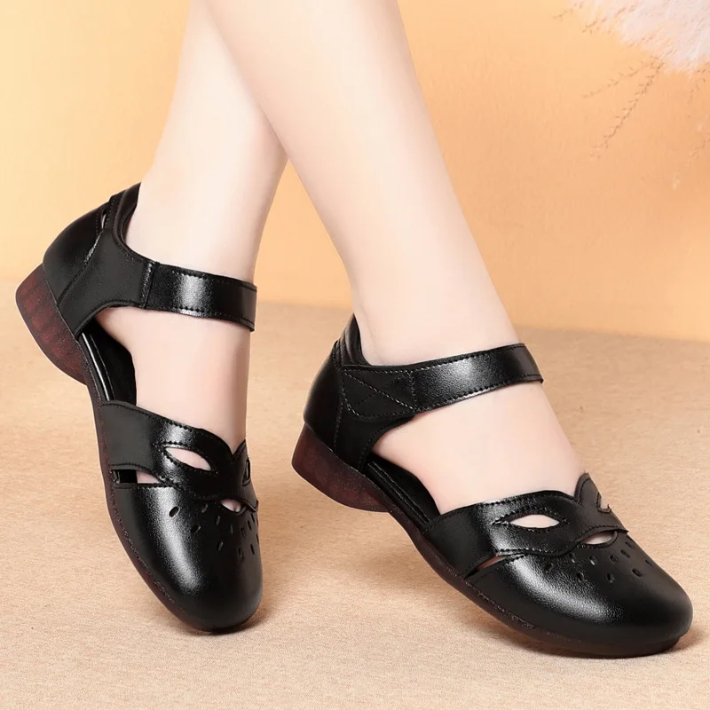 

· Высококачественные универсальные дышащие удобные сандалии из натуральной кожи с круглой головкой, лето 2022, осенняя обувь на плоской подошве и квадратном каблуке для мамы