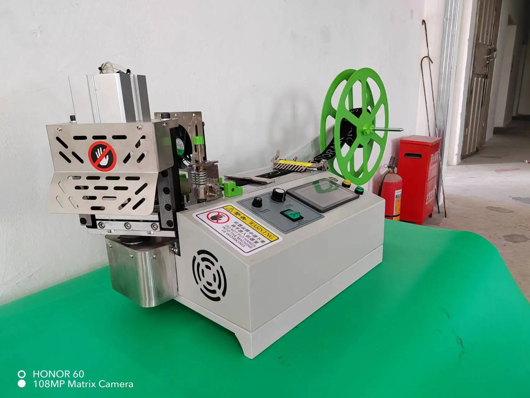 

Touch screen automatic Cloth belt oblique cold and hot cutting machine,ribbon Nylon webbing magic adhesive tape cutter 120-L