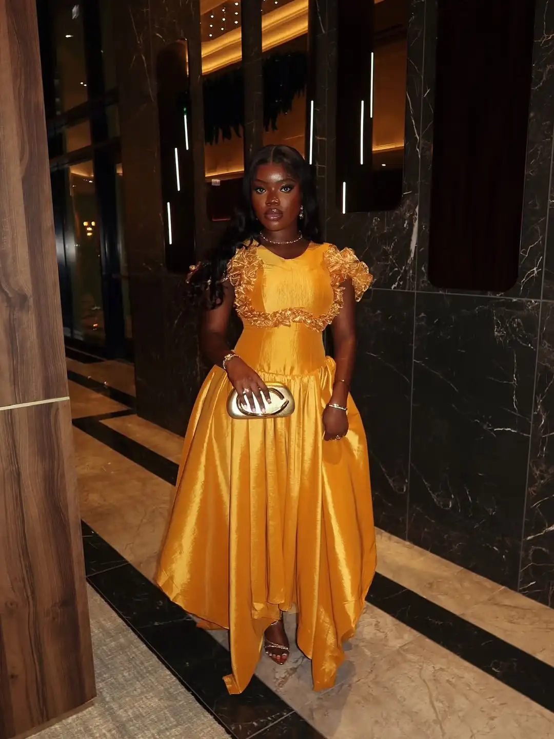 Ouro cetim africano vestidos de noite aso ebi assimétrico drapeado longo vestidos de festa babados aparados vestido de baile robe de mariée personalizado