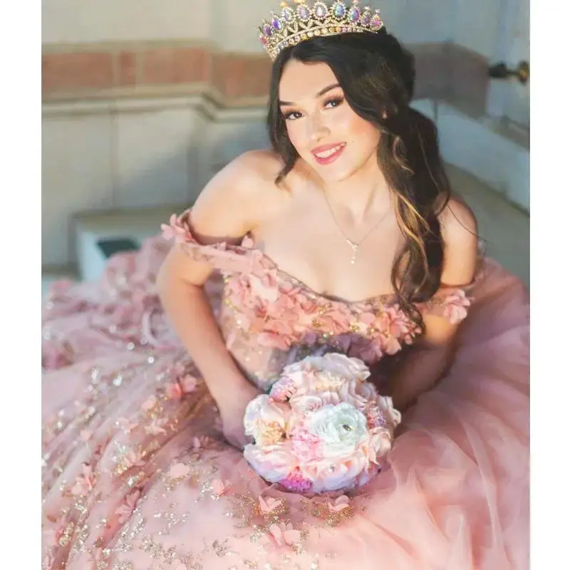 สีชมพูGowns QuinceaneraชุดApplique 3Dดอกไม้ชุดวันเกิดสําเร็จการศึกษาชุดDe 15 Anosที่กําหนดเอง