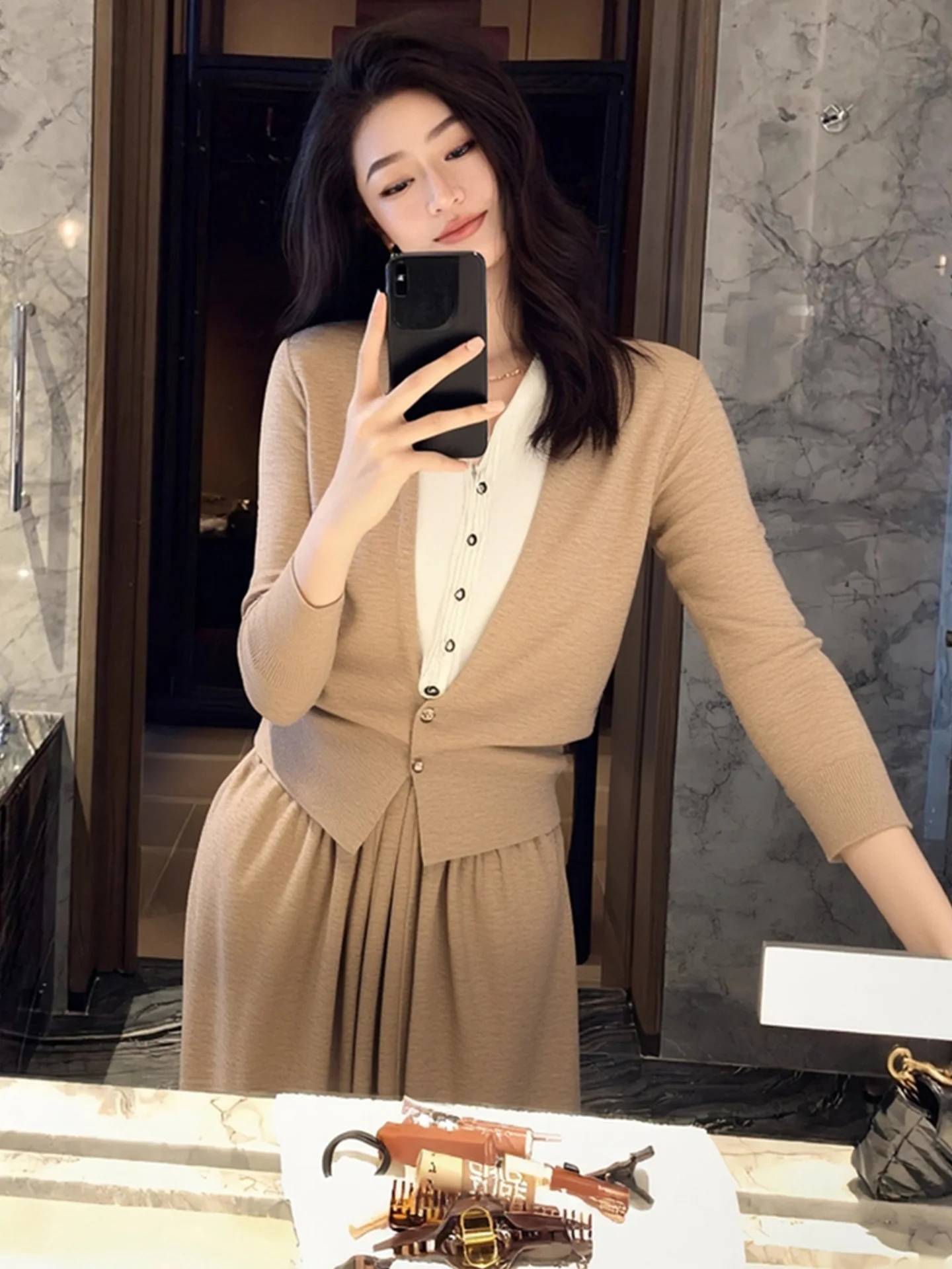 패셔너블 니트 롱 슬리브 브이넥 여성 탑 컬러 블록 가을 2025 레저 스타일 한국 버전 스트레이트 컷 실크