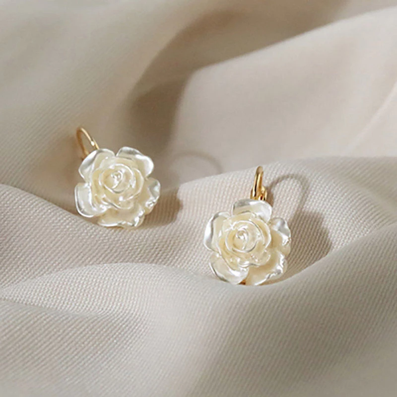 Luxury Camellia Pearl Stud Earrings Charm Elegant Eesign White Flower Dangler Women Party Trend Style Gift Chic Jewelry