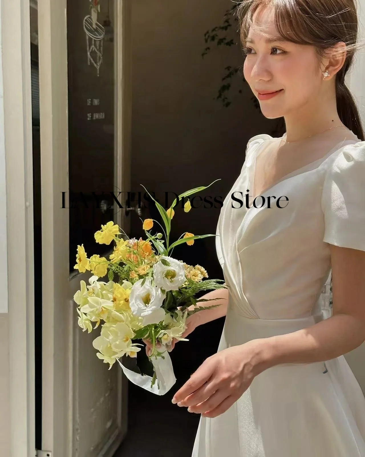 ชุดแต่งงานผ้าซาตินสีงาช้างเรียบง่ายสไตล์เกาหลี ทรงเอ แขนสั้น คอวี ยาวถึงข้อเท้า สำหรับถ่ายภาพ ชุดเจ้าสาวสั่งตัดได้