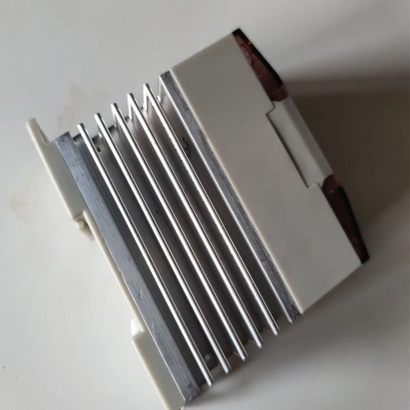 Citations à semi-conducteurs AC contrôlées par AC sans contact triphasé TSR-10AA-S est livré avec une structure et une petite taille