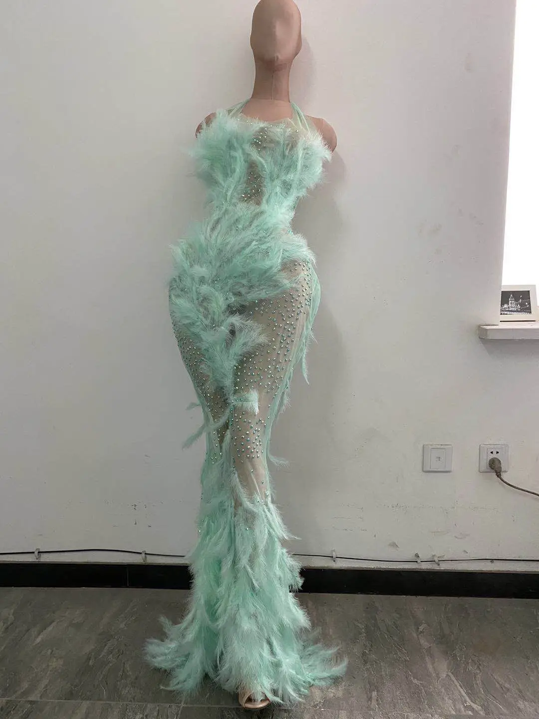 

Lady Halter Perspective Party Feathers Dress Sexy Crystal See Through Mesh Mermaid Dress Women Singer Bodycon Evening Long Dress