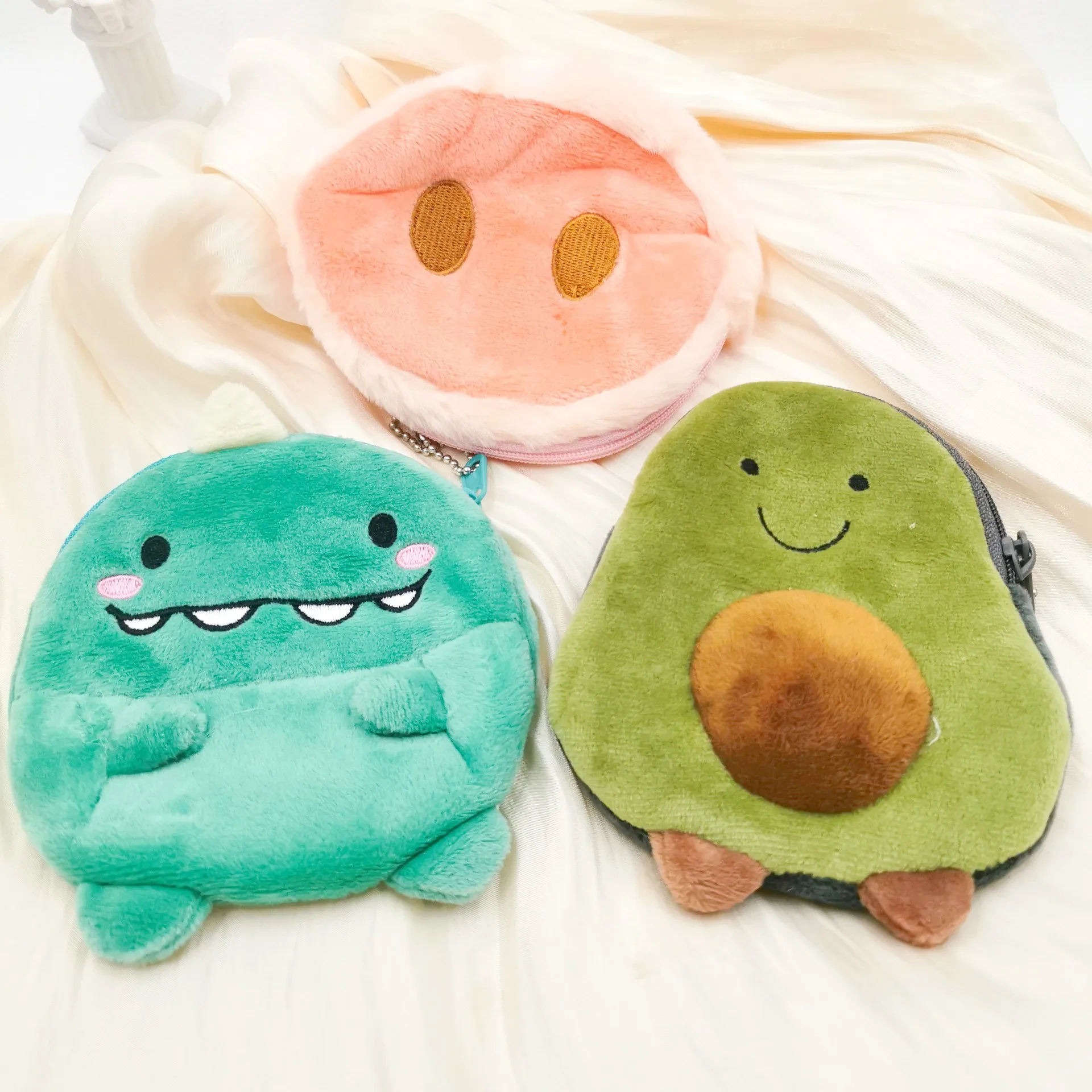 محفظة عملات معدنية من القطيفة الكرتونية الإبداعية، وحقيبة عملات الأفوكادو، وحقيبة تخزين العملات المعدنية القطيفة، وسلسلة مفاتيح، وحقيبة ظهر وقلادة