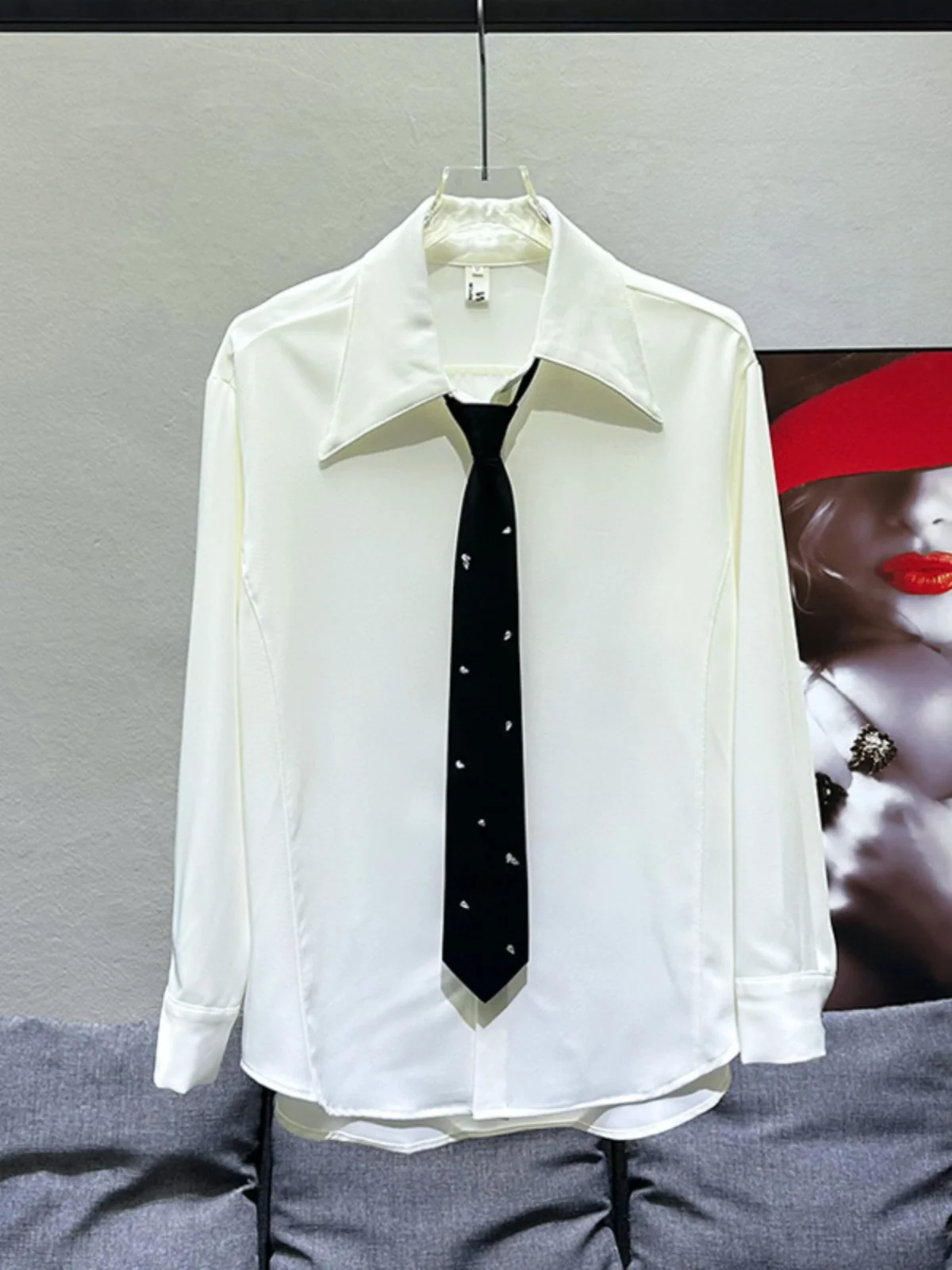 

Белая мужская рубашка с длинным рукавом, с заклепками и стразами, весна 2024, модная, клубная, универсальная, в корейском стиле, свободного кроя, молодежная, популярная
