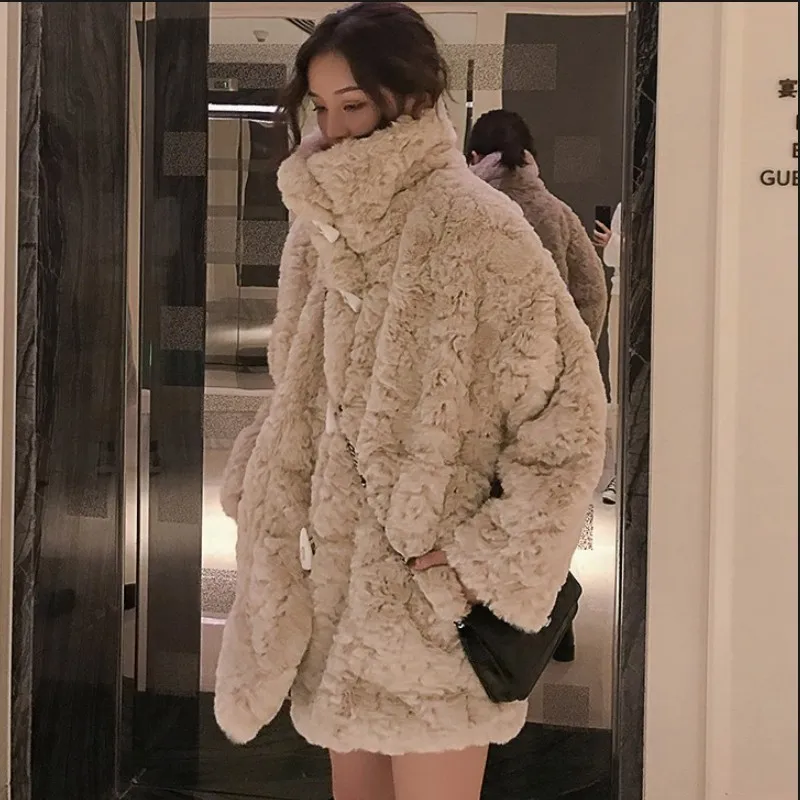 Cappotto di erba di pelliccia di agnello artificiale lanuginoso di alta qualità donna lungo inverno fibbia in corno di bue imitazione Rex pelliccia di coniglio giacca di albicocca