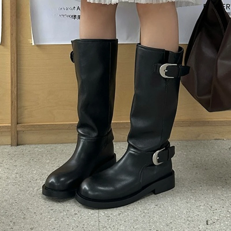 أحذية نسائية مسطحة من جلد الغزال أحذية موضة جديدة غير رسمية للركبة أحذية فارس عالية أنيقة لشتاء 2025 أحذية ماركة تشيلسي موهير بوتاس