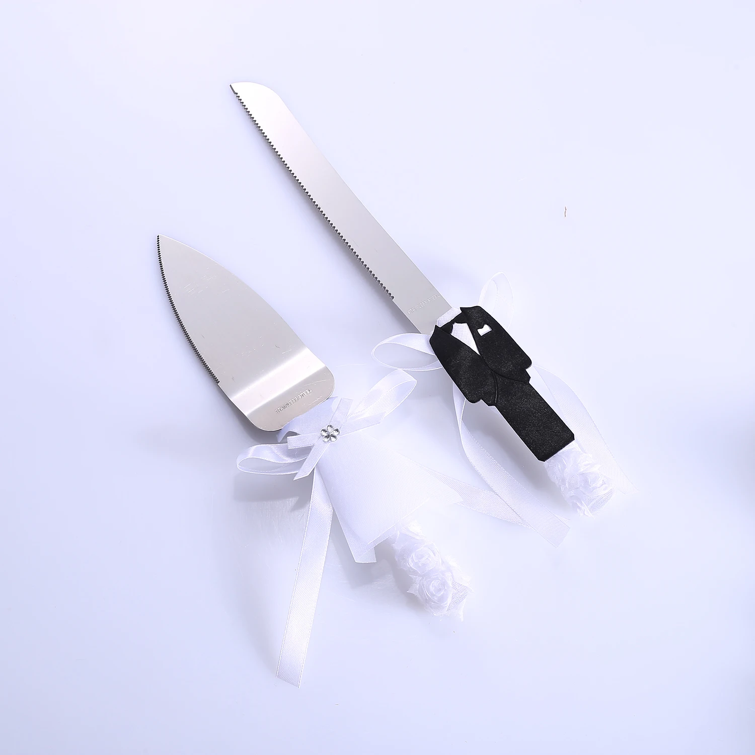 Une boîte de couverts de mariage, robes et robes de mariée, ensemble de couverts de gâteau à la tarte aux roses, outils de cuisson de gâteaux à pizza.