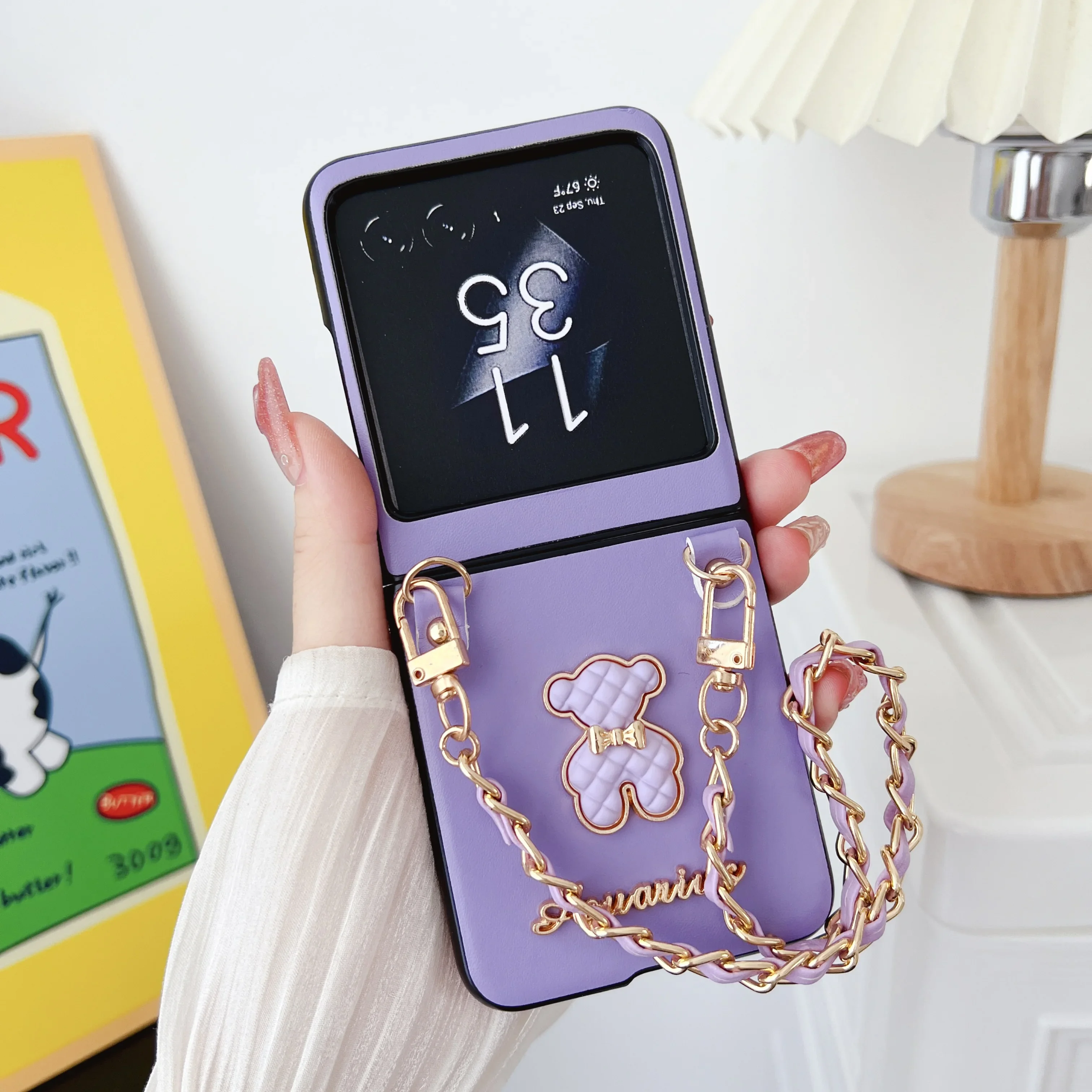 

Grid Pattern Lambskin Cute Little Bear Wrist Strap PU Leather Phone Case for Motorola Razr 60 Pro 50 40 Ultra Shockproof Cover