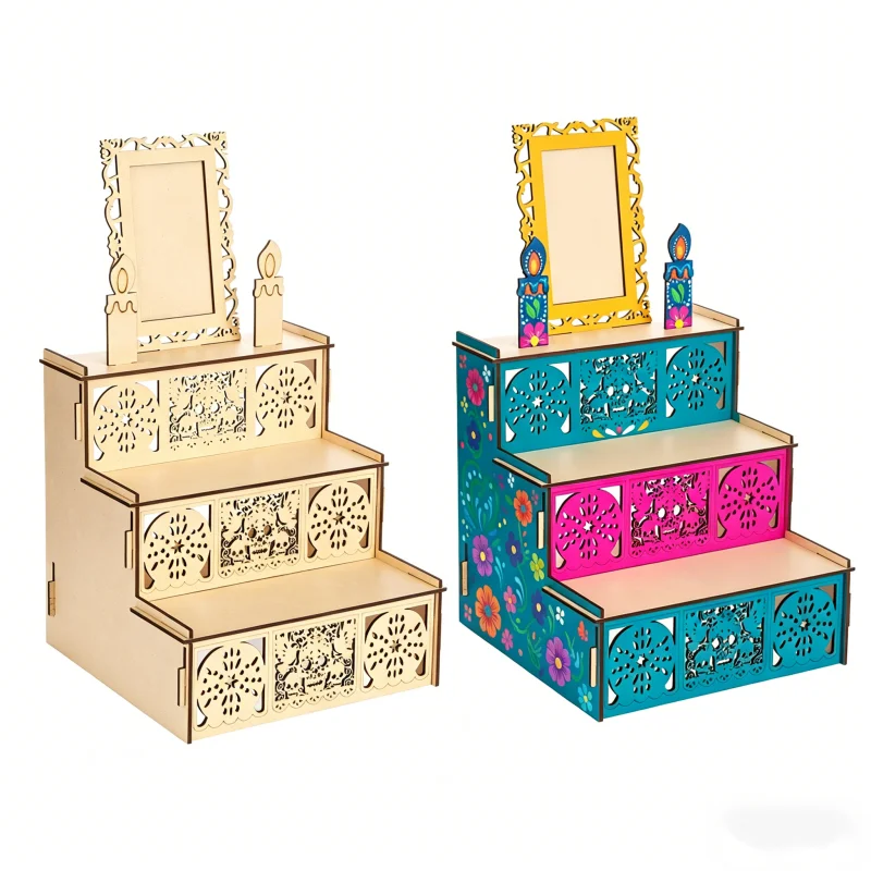 

Оленье место для поклонения в День мертвых украшено деревянными черепами и свечами. Это памятный сувенир ко Дню мёртвых.