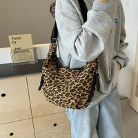Bolso cruzado más vendido con estampado de leopardo, bolso de hombro deportivo e informal, bolso de bola de masa Popular y versátil