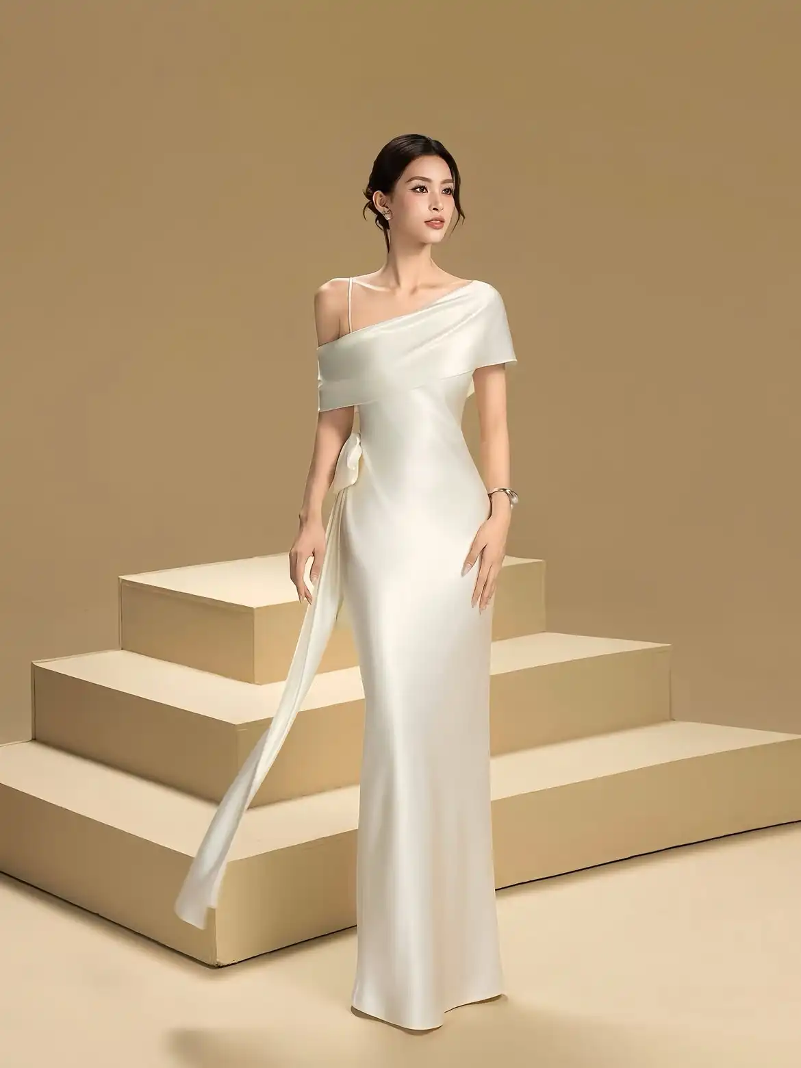 Vestido de noche de satén color marfil, estilo sirena, para fiestas y eventos, con un solo hombro descubierto, tirantes finos, espalda cruzada, lazo lateral y abertura en el costado, de largo hasta el suelo.