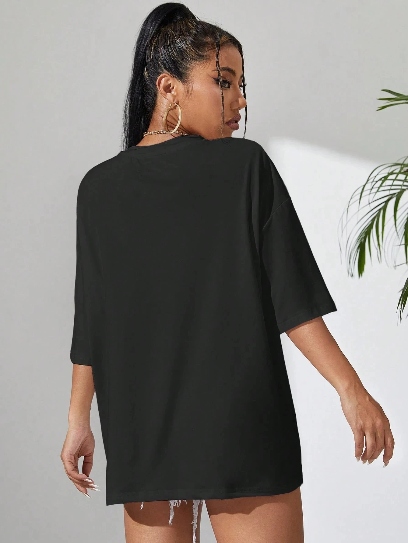 Camiseta negra de gran tamaño de talla grande con estampado de cara sonriente apilada de moda para looks casuales de moda