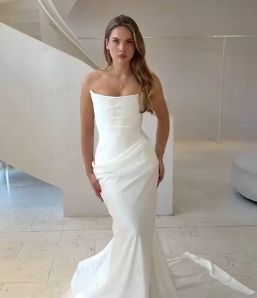 Abiti da sposa semplici e sexy Abiti da sposa da donna a sirena Scollo a barca senza maniche Conteggio dei treni Abiti da sposa personalizzati Illusion