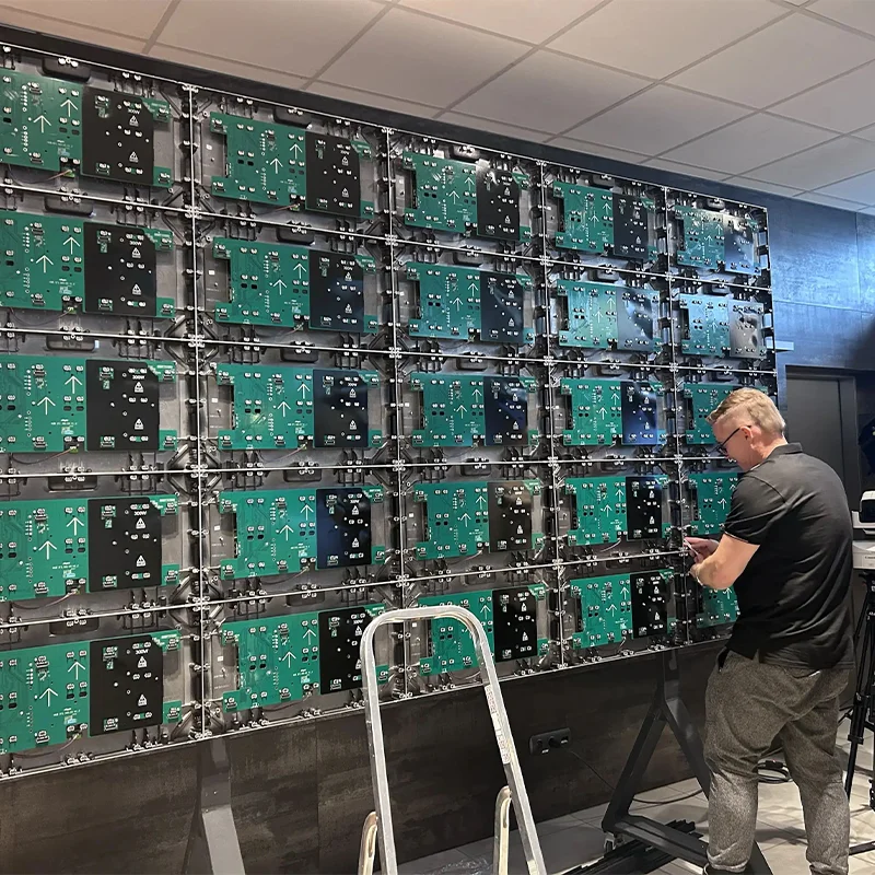 Interaktywna tablica dotykowa 4K Smart Board o przekątnej 55, 65, 75, 85 cali do konferencji firmowych, edukacji i zastosowań cyfrowych.