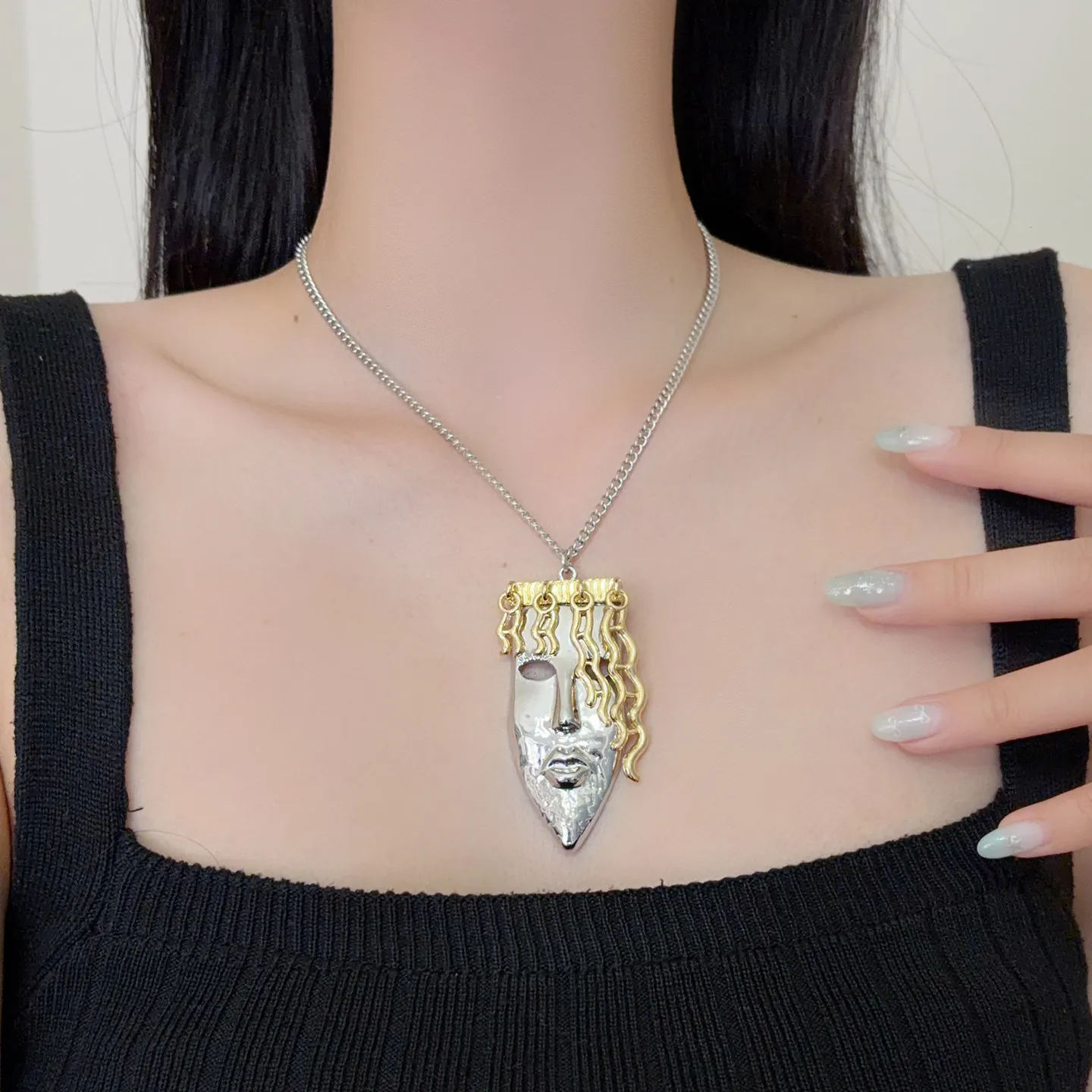 Vintage Two‑Tone Metal Human Face Mask Pendant Necklace Abstract Art Curly Hair Statement Sweater Chain Jewelry for Women