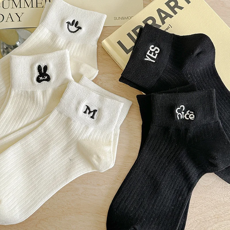 5 Pairs of WOMEN\'S Summer Black and White Thin Embroidered Short Tube Trendy Smiling Face Letter Embroidered Socks