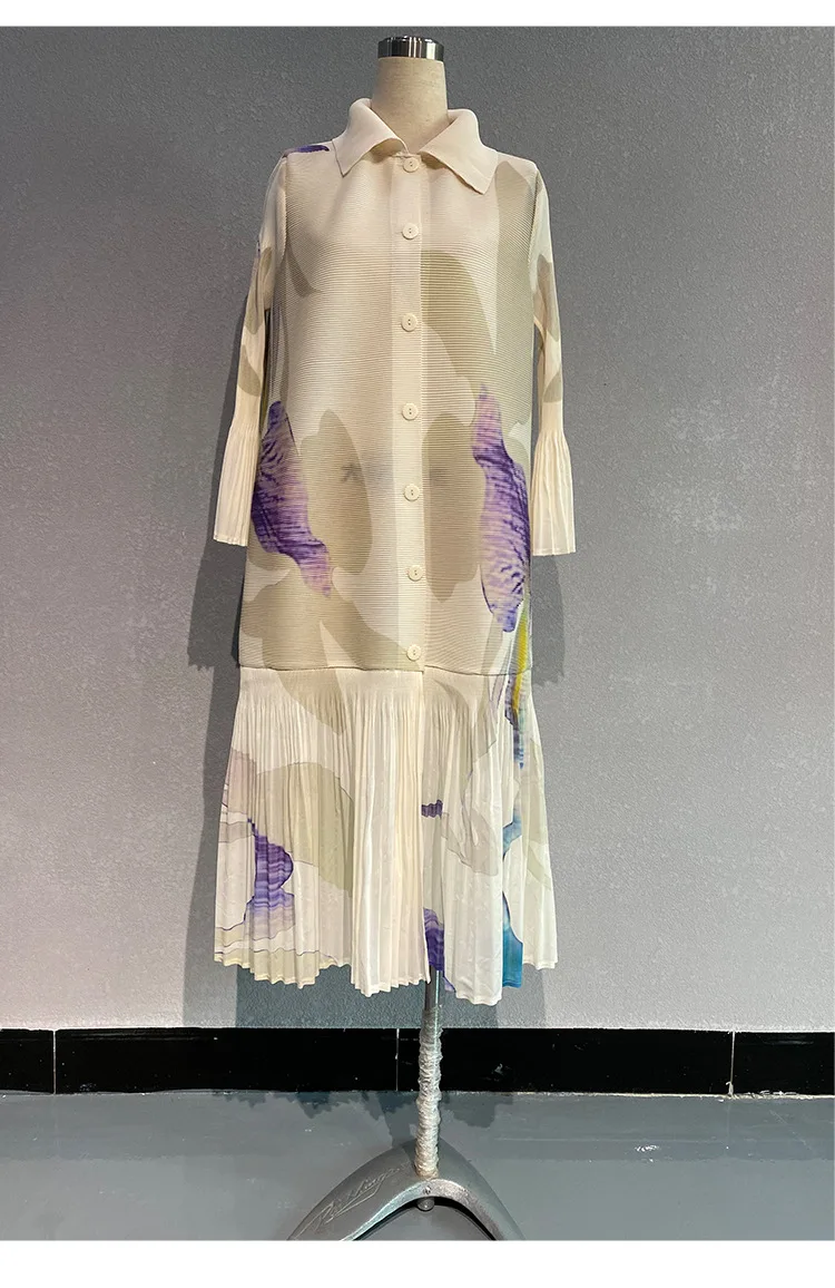 Miyake Plissierter Cardigan mit Knopfleiste, Frühjahr 2024, Neues Damenkleid mit Print, Revers und Blütenknospenärmeln, Sommerliches Damenkleid in Mittellänge – Detail 8