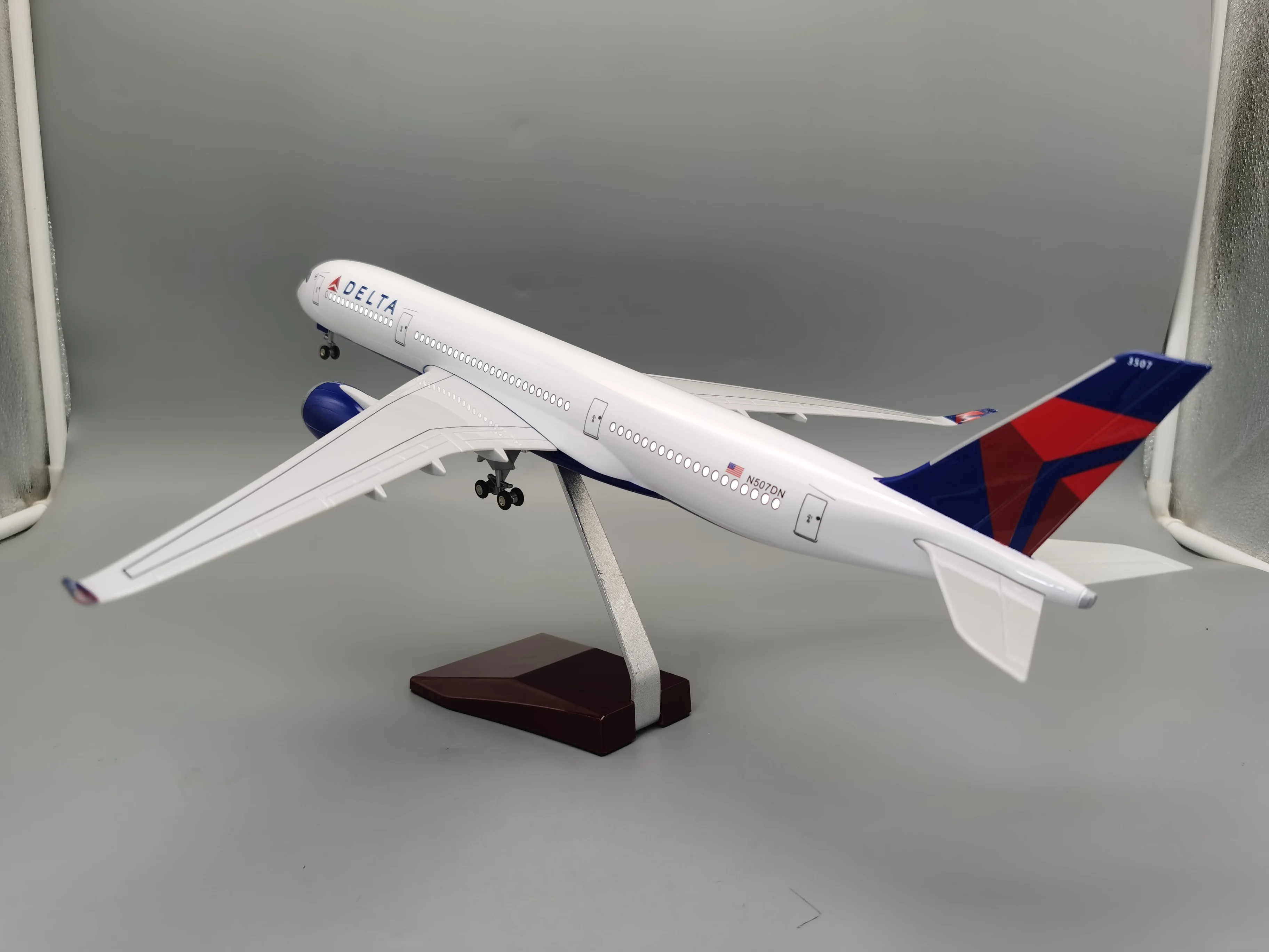 1/142 Scale 47CM Airplane 350 A350 Delta Airline Model LED Light & Wheel Landing Gear Plastic Resin Plane Model Toy