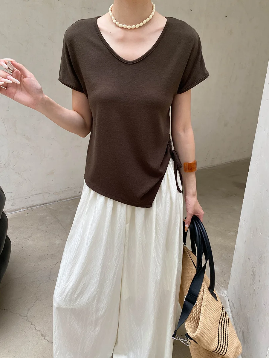 Sommerliches Damen-T-Shirt in unregelmäßiger Farbe mit unregelmäßigem Saum, Kordelzug, V-Ausschnitt und schlankmachendem Effekt, kurzärmelig. – Detail 30