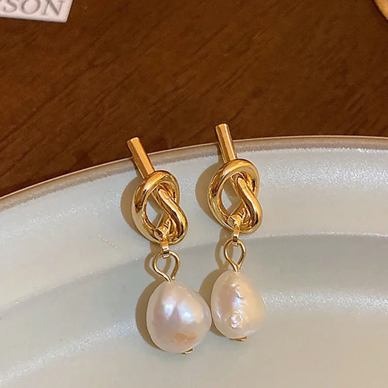 A pair of elegant retro artificial pearl earrings, women in daily life, weddings, banquets, and other occasions to wear