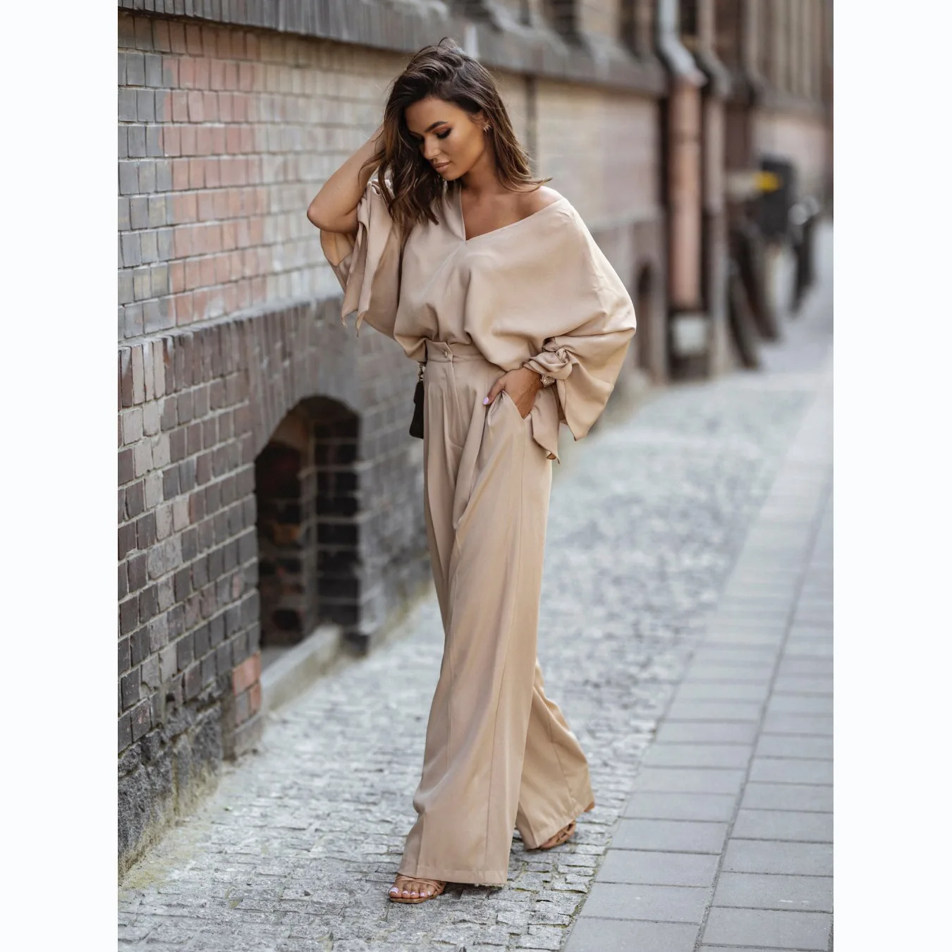 

2025 Autumn/Winter Street Style Solid Color Fashion V-Neck Strap Pants Set 22046