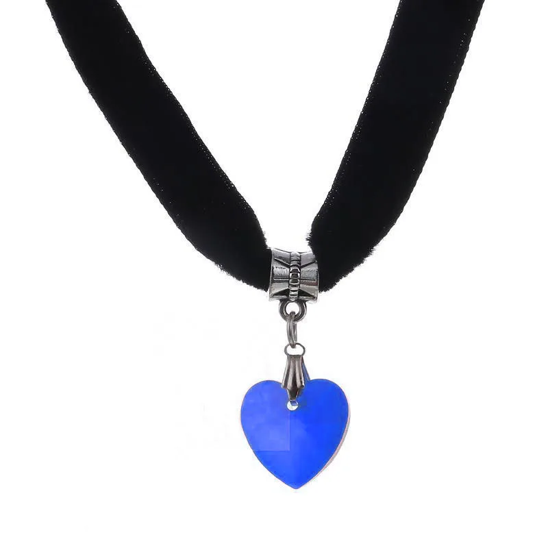 New Gothic Crystal Choker Necklace for Women Handmade Velvet Heart Pendants Necklaces Pendant Retro Neck Jewelry Wholesale