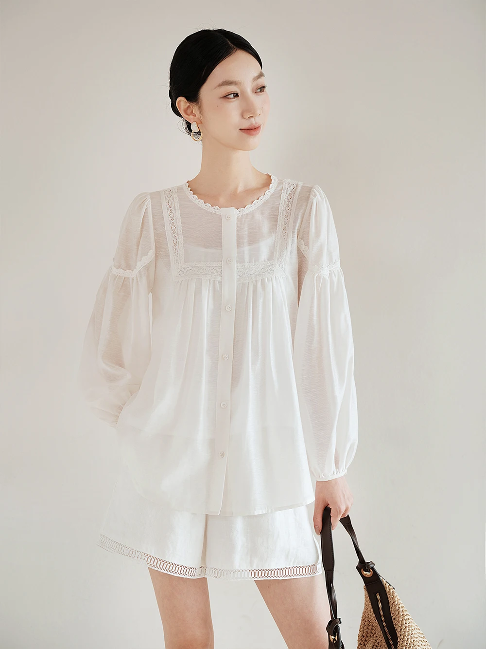 

Комплект из двух предметов Ji Qirui Xing: шелковая кружевная блузка с защитой от солнца и рукавами-фонариками, а также свободные брюки из французского шелка R-seel-ray.