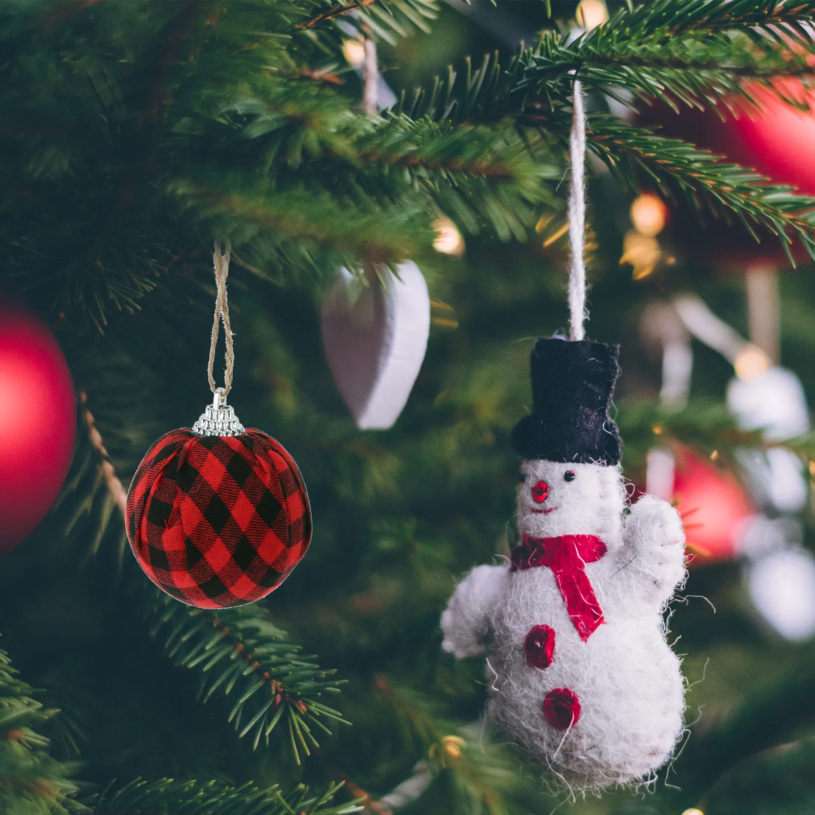 

6Pcs Christmas Hanging Ornaments Plaid Fabric Wrapped Balls Bright Xmas Tree Party Decorations Indoor Outdoor Plaid Fabric Balls