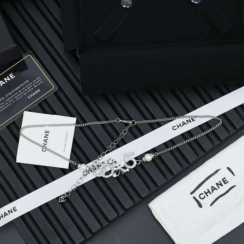 

Новое алфавитно-цифровое многоэлементное ожерелье в стиле «сладкий и дерзкий», подчеркивающее изысканный темперамент, как у интернет-знаменитостей.