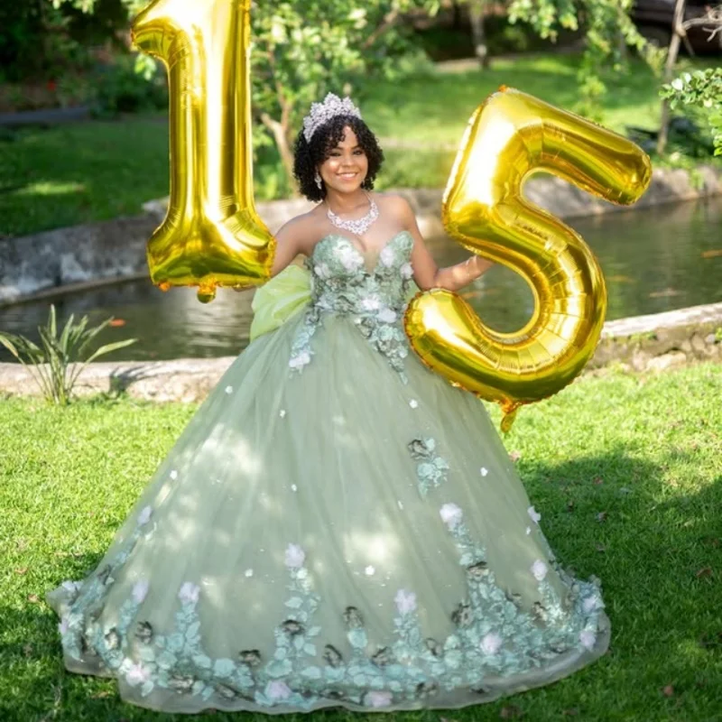 Vestido de quinceañera verde menta con hombros descubiertos, capas de flores 3D, cola larga, lazo, vestidos de 15 quinceañera ﻿ Personaliza