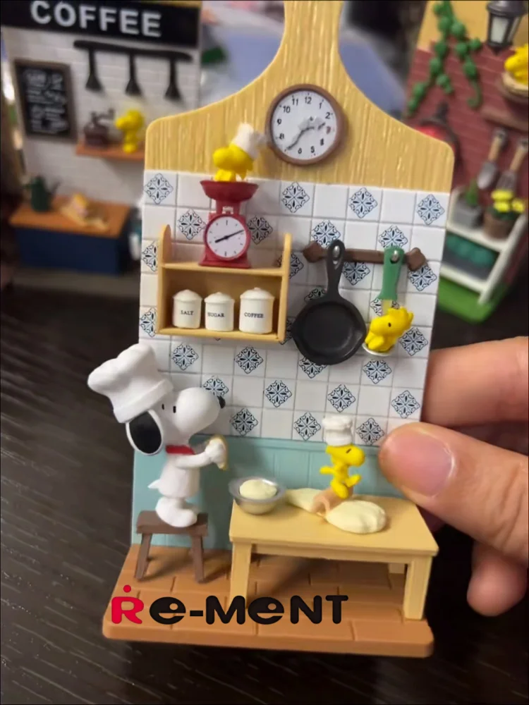 Re-Ment Peanuts Snoopy - Figuras Coleccionables en Miniatura Estilo Tabla de Cortar para Montar en la Pared, Escena de Cafetería, Lectura y Cocina, Set de Caja Sorpresa