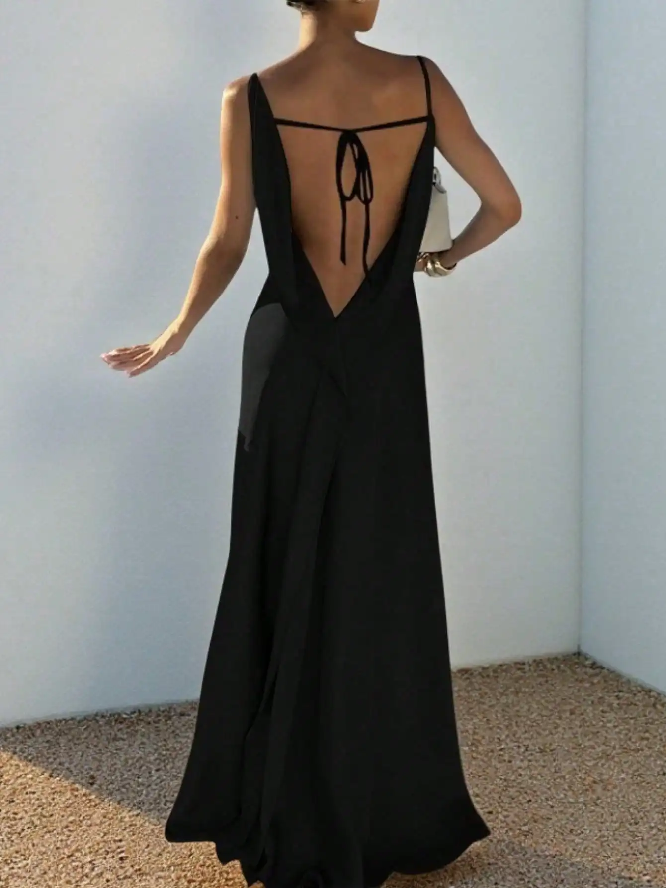 เดรสผ้าซาตินผ่าข้างขายดีประจำฤดูร้อน - ดีไซน์เซ็กซี่เปิดหลังพร้อมดีเทลผูกโบว์และทรงยาวพลิ้วไหว