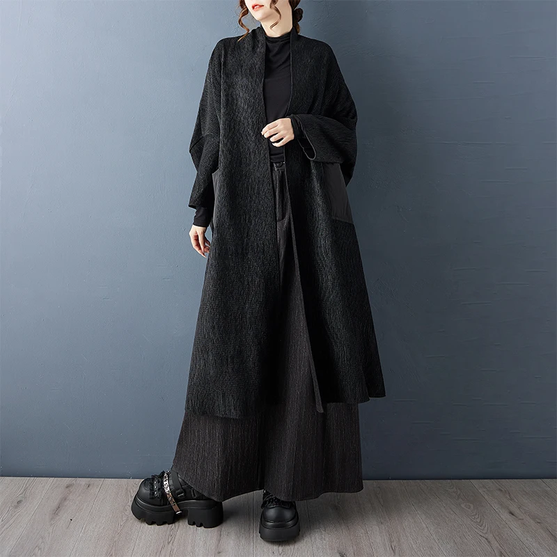 Jesienno-zimowy nowy płaszcz w stylu retro z teksturą, patchworkowy, o kroju oversize, o średniej długości.