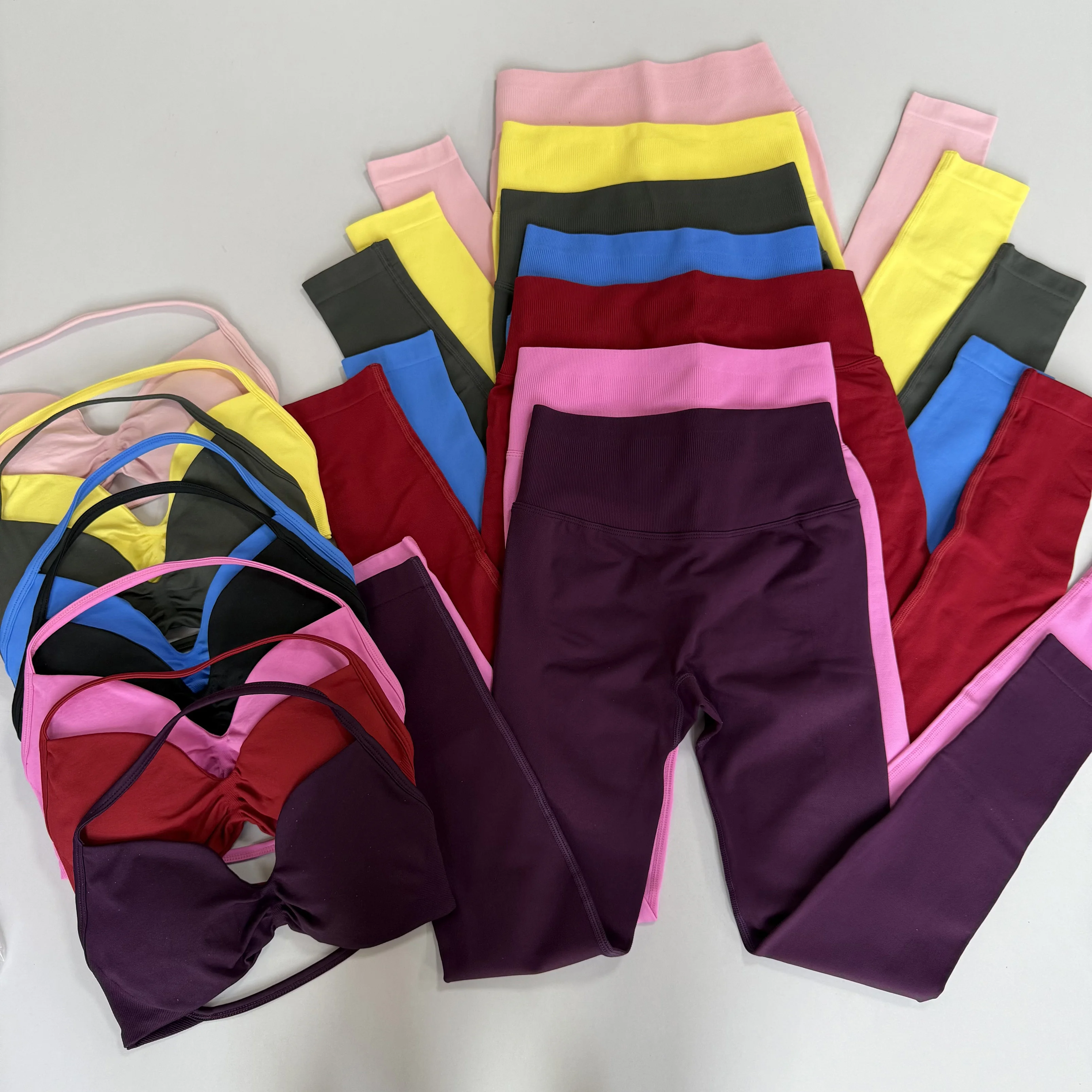 2-teiliges Set für Damen, nahtloses, schlichtes (ohne Logo) Yoga-Set, Sport-BH mit Neckholder und hochtaillierte, formgebende Leggings für Fitness-Workouts – Detail 5