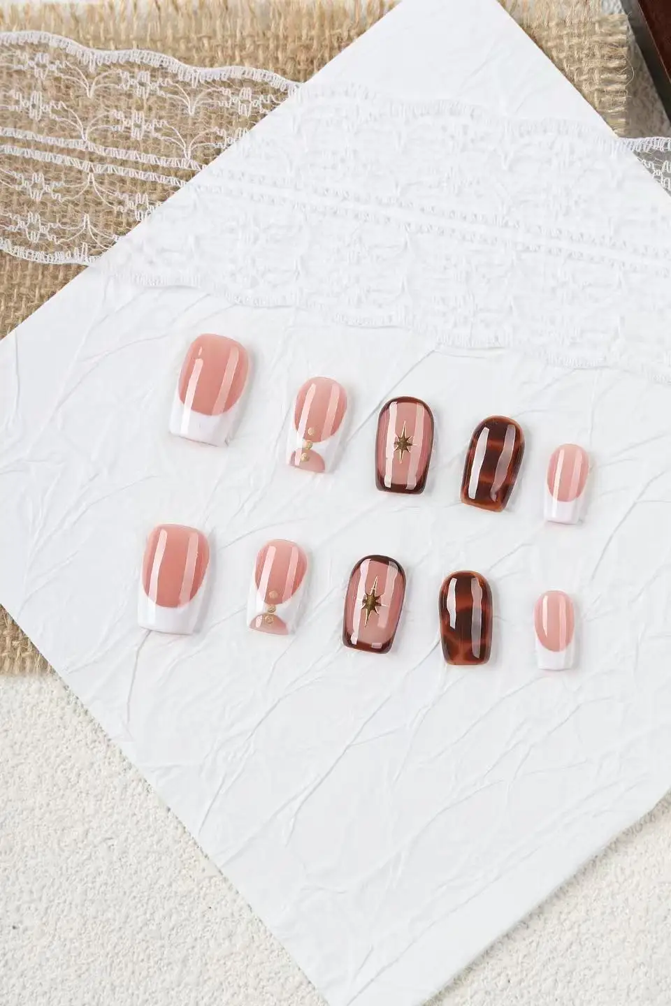 10 Pieces of Nude Tortoiseshell-Patterned Press-On Nails, Medium-Length Square Glossy Fake Nails, with Nude Pink and Tortoiseshell Base Colors Paired with White French Tips, Adorned with Gold Stars and Dot Decorations, Creating an Elegant Retro Vibe, Suitable for Daily Wear, Dates, and the Workplace, an Ideal Gift for Women and Girls
