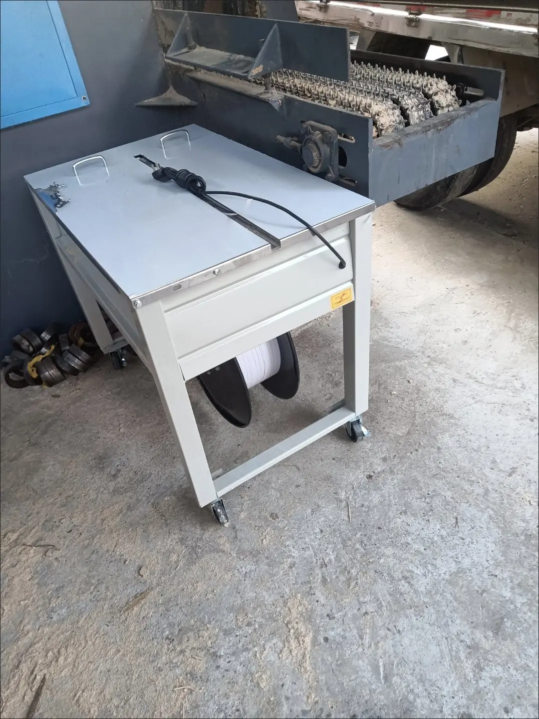 Semi-Automatic PP Strapping Machine for Airport Boxes Pallets Carton Packing Plastic Spares Taping Machine Case Packing Machine