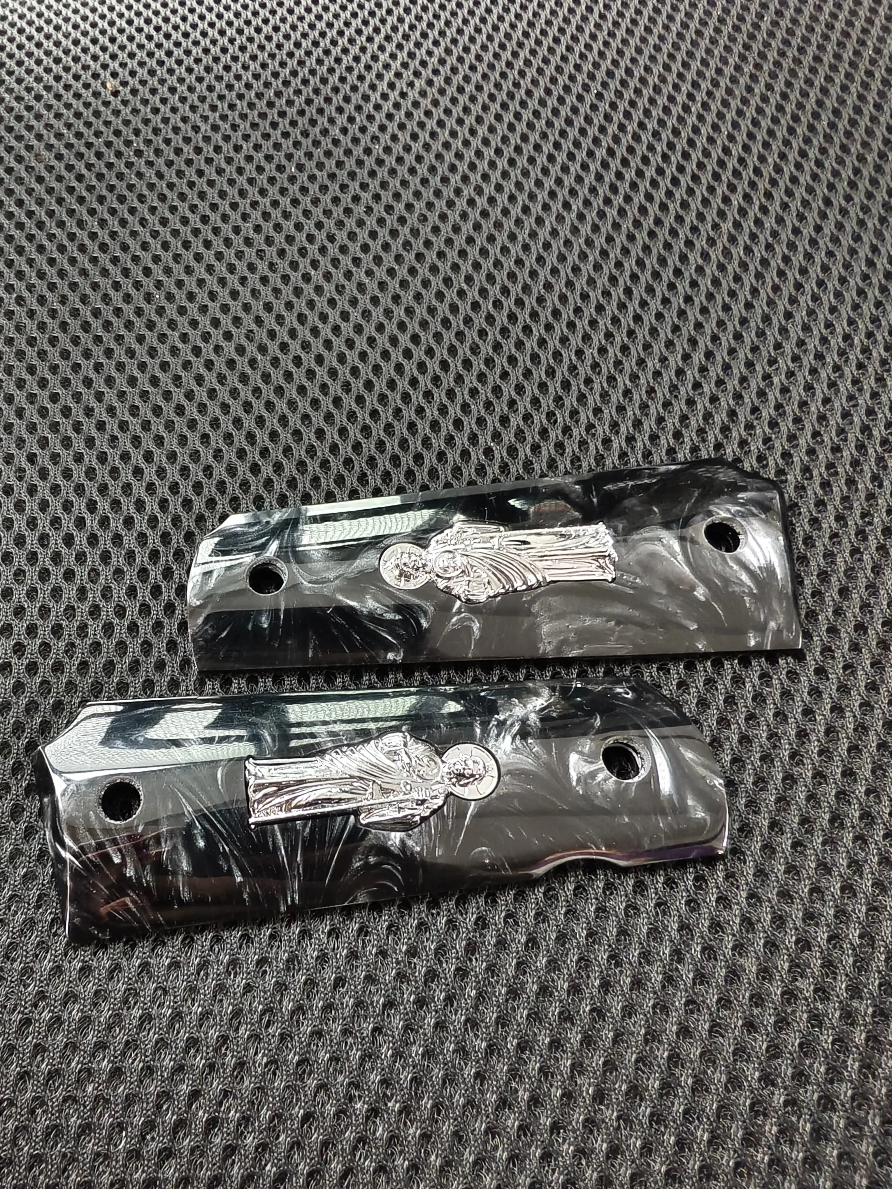 1911 Grips Full Size, Zwarte parelmoer met zilveren Saint Jude, Geschikt voor Colt, Kimber, Springfield, Remington, Rock Island, Government Commander