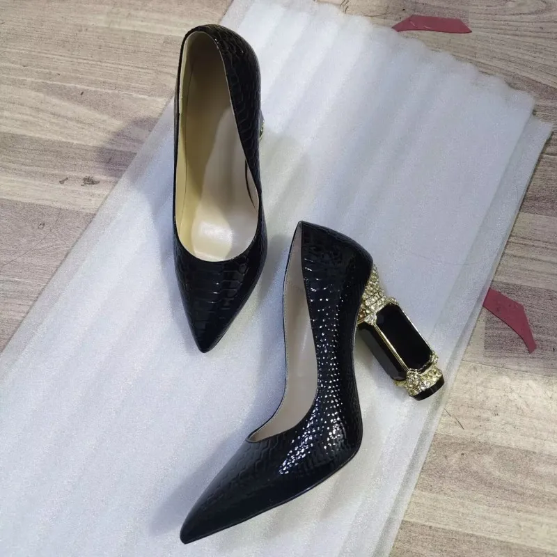 SHOFOO Beautiful women's high heels. Black snake patterned leather single shoe. About 10.5 cm heel height. Pointed toe pumps.